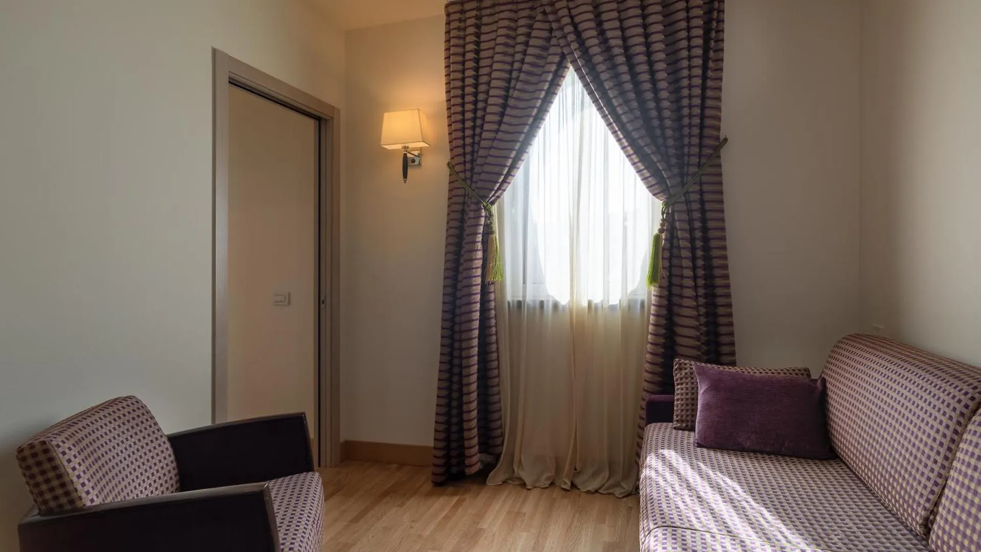 Hotel Nazionale Desenzano del Garda 3*,  Italy